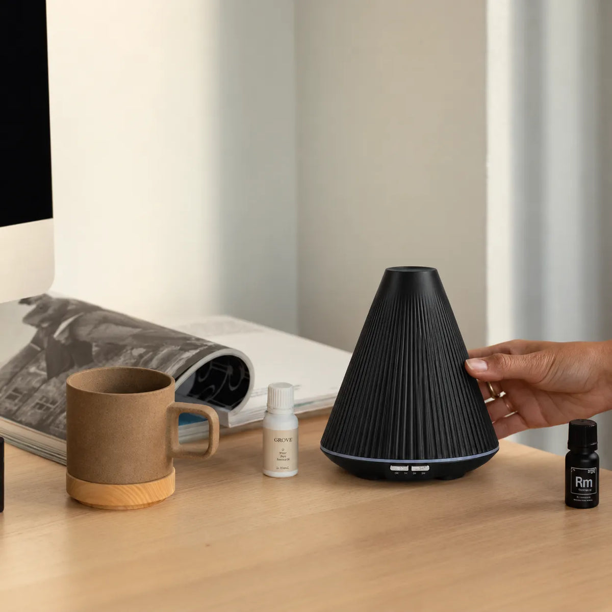 StillAura 160 ml aromatherapy humidifier, white, sleek design, ideal for home fragrance diffusion.