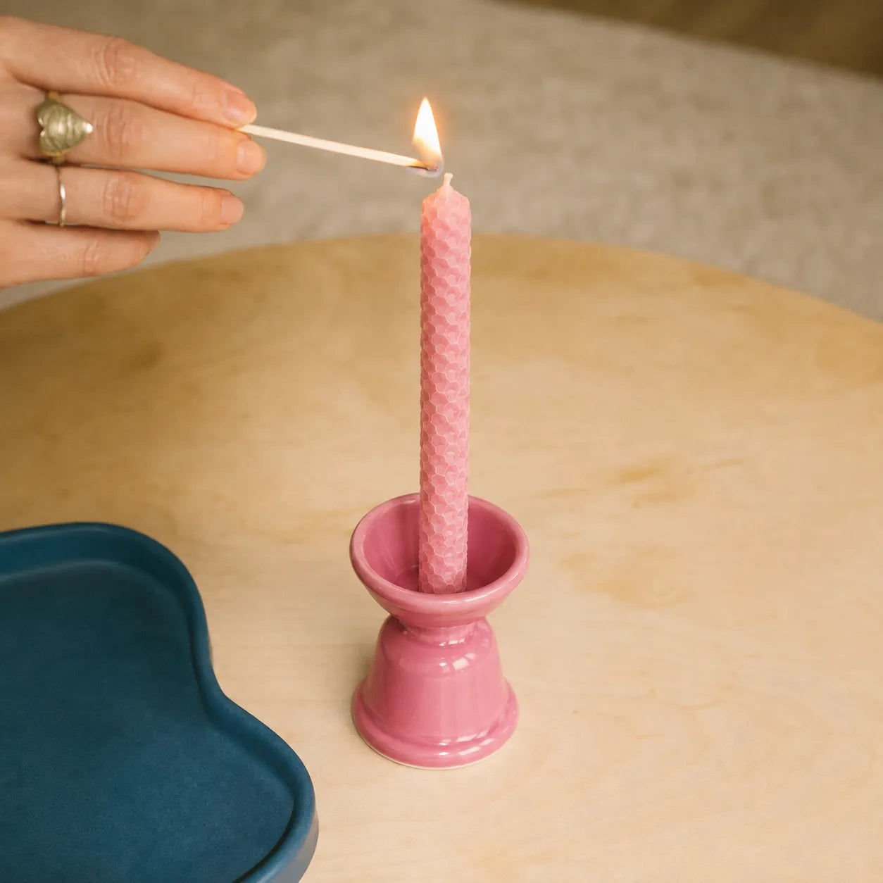 StillAura beeswax taper candle set, 25 cm, natural golden decorative candles for elegant living room decor.